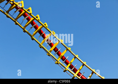 Une hélice pour un roller coaster en rouge et jaune avec des rayures ; tourné dans le parc d''attractions de Vienne Banque D'Images