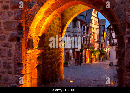 Portail d'entrée à Pierre village médiéval de Riquewihr, le long de la Route des Vins, Alsace Haut-Rhin France Banque D'Images