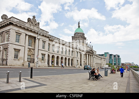 Le Custom House building (enseigner à un Chustaim), rive nord de la Liffey à Dublin. Architcect James Handon, ouvert en 1791. Banque D'Images