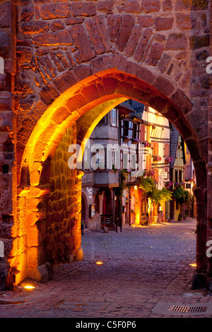 Portail d'entrée à Pierre village médiéval de Riquewihr, le long de la Route des Vins, Alsace Haut-Rhin France Banque D'Images
