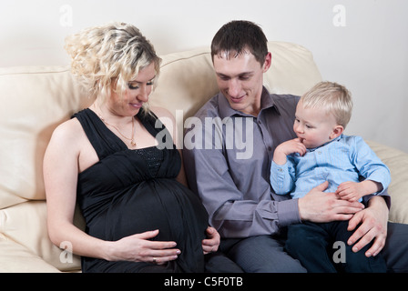 Femme enceinte avec son homme et fils Banque D'Images