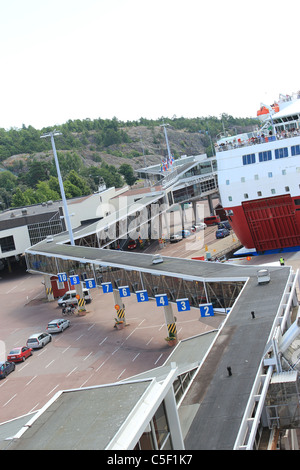 Port de Mariehamn (Maarianhamina) où l'un des gros bateaux ferry entre la Finlande et la Suède est été chargé. Banque D'Images