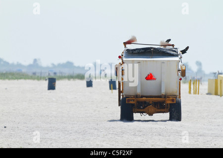 Camion ramasse la plage de travail Banque D'Images