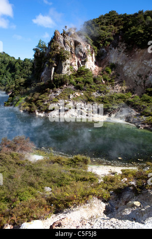 Les roches de la cathédrale, la Vallée volcanique de Waimangu, Rotorua, île du Nord, Nouvelle-Zélande Banque D'Images