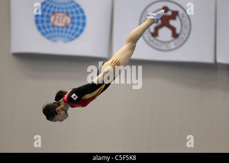 Trampoline : Ayano Kishi (JPN) effectue pour la Coupe du Monde de Trampoline 2011 FIG Kawasaki Série finale individuelles des femmes. Banque D'Images