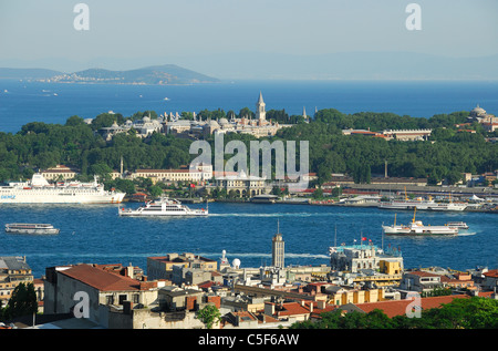 ISTANBUL, TURQUIE. Une vue du quartier de Beyoglu sur la Corne d'or pour le palais de Topkapi et la mer de Marmara. 2011. Banque D'Images