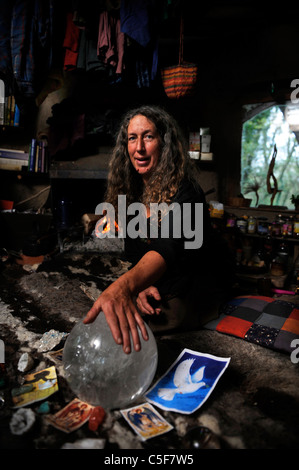 Emma Orbach avec sa boule de cristal dans sa maison écologique à la maison Ysbrydol Tir domaine de la Communauté Brithdir Mawr près de Newport Banque D'Images