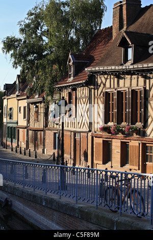 Une rangée de maisons de la période traditionnelle Picardie commune de Amiens, France Banque D'Images