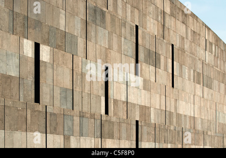 Façade en pierre de lave de basalte du MUMOK (Museum Moderner Kunst, Museum of Modern Art) Renforcement du MuseumsQuartier de Vienne, Autriche Banque D'Images