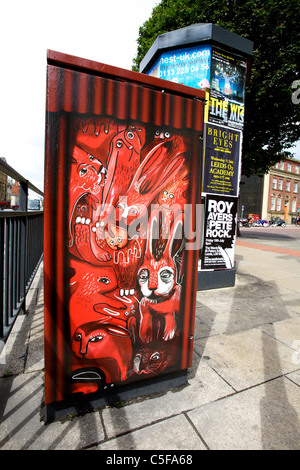 Boîtes de jonction à Leeds, West Yorkshire, deviennent des œuvres d'art. Théâtre de lièvres et de Grâces par Fabric Lenny Banque D'Images