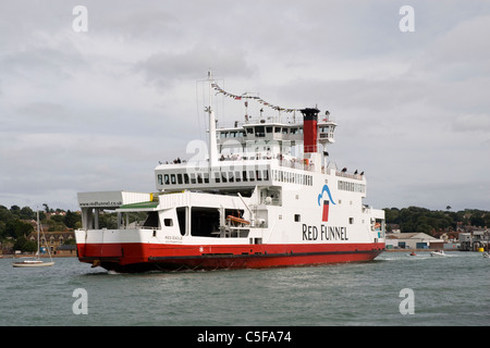 L'aigle rouge, traversée en ferry Red Funnel Southampton formulaire au Royaume-Uni à Cowes sur l'île de Wight Banque D'Images