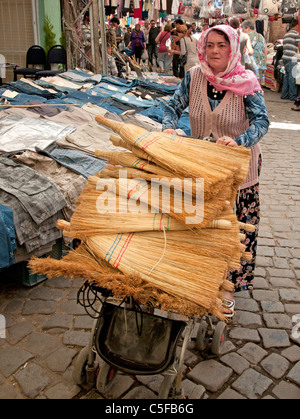 Vieille ville Ayavalik Bazar marché balai balai Turquie Turc Banque D'Images