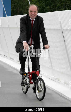 Norman Baker d'ouverture du cycle MP Redhayes passerelle M5 Devon 20 juillet 2011 équitation un vélo Brompton fait britannique Banque D'Images