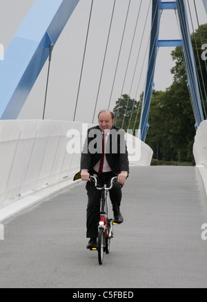 Norman Baker d'ouverture du cycle MP Redhayes passerelle M5 Devon 20 juillet 2011 équitation un vélo Brompton fait britannique Banque D'Images