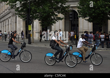 Trois visiteurs équitation Boris Bikes à Londres Banque D'Images