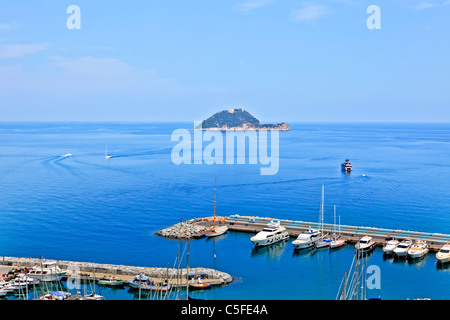 Vue de l'île Gallinara, qui est une réserve naturelle pour les goélands Banque D'Images