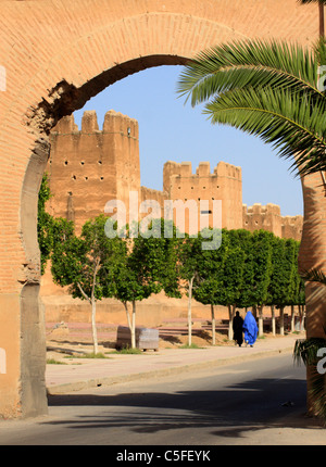 Passerelle de serrure ou Bab, à la recherche de deux femmes marchant par les murs de la ville/remparts de Taroudant Taroudant, Maroc du Sud/Sud Banque D'Images