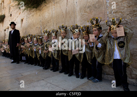 Les enfants ultra-orthodoxe portant des couronnes de la Torah pendant la célébration de la fête juive de Chavouot qui marque le don de la Torah au Mt. Sinaï, sept semaines après l'exode des juifs d'Egypte. Mur ouest vieille ville Jérusalem Israël Banque D'Images