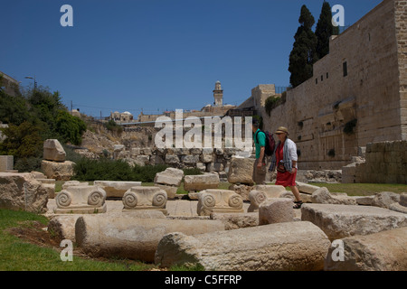 Les colonnes et murs effondrés morts - les restes d'un magnifique ensemble de bâtiments islamique détruite par le séisme de 749 - .C.E jonchent juste à l'extérieur de l'enceinte d'Al-Aqsa, dans la vieille ville de Jérusalem. Israël. Le complexe a été apparemment construit pendant le règne du calife Omeyyade El Walid I (705-715 C.E.) et est similaire à d'autres palais omeyyades fortifié en bordure du désert dans la Transjordanie et la Syrie. Banque D'Images