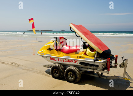 Un jet ski RNLI sur une remorque à Sennen à Cornwall. Banque D'Images