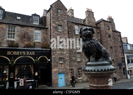 Statue du célèbre chien Scottie Bobby et Bobby's Bar Edimbourg Ecosse Greyfriars UK Banque D'Images