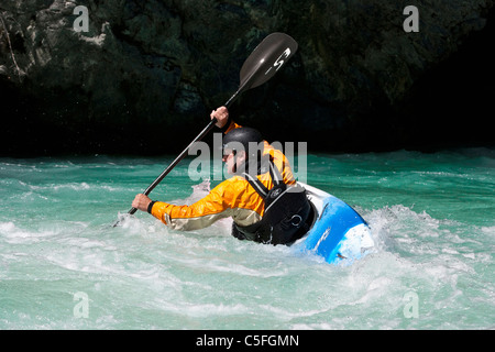 Whitewater kayaker se transformant en un remous sur la rivière Inn près de Pfunds, Autriche Banque D'Images