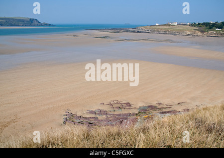 Sur le chemin de la côte nord des Cornouailles à Daymer Bay, près de Trebetherick depuis le sud, avec la distance de Point pas-à-pas à gauche Banque D'Images