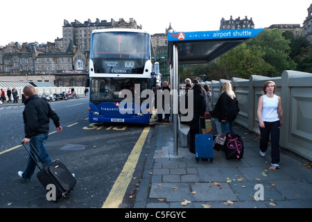 L'embarquement des passagers une navette d'Airlink express bus à un arrêt de bus dans le centre d'Édimbourg, en Écosse, Royaume-Uni Banque D'Images