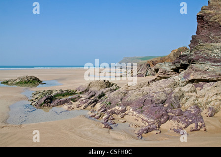 Sur la plage à Hayle Bay, Polzeath, Cornouailles du nord, avec la distance au point de Pentire Banque D'Images