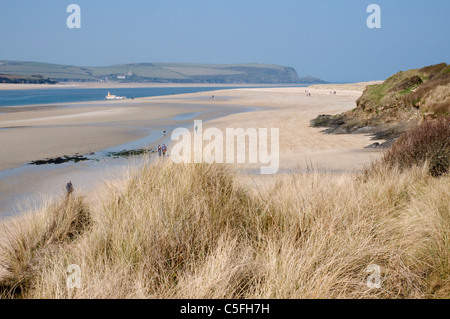 Vaste étendue de plage de sable fin ci-dessous les dunes sur le côté est de l'estuaire de Camel près de Rock, North Cornwall Banque D'Images