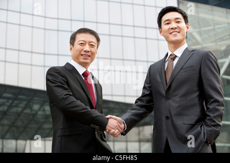 Businessmen shaking hands Banque D'Images