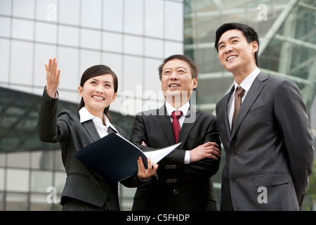 Des hommes d'affaires de discussion Banque D'Images