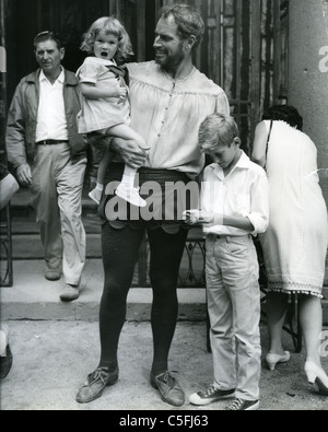 CHARLTON HESTON sur l'ensemble de l'agonie et l'Extase' en 1965 avec fille Holly et son fils Fraser Banque D'Images