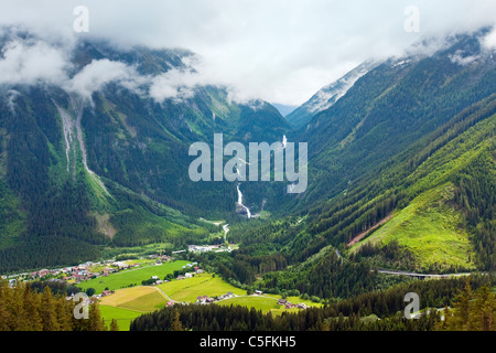 Belle Montagne Alpes cascade Krimml (Autriche, Tyrol) vue d'été Banque D'Images