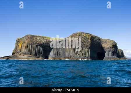 Staffa, la Grotte de Fingal sur droite, Voile caverne sur la gauche. L'Écosse, au Royaume-Uni. Banque D'Images