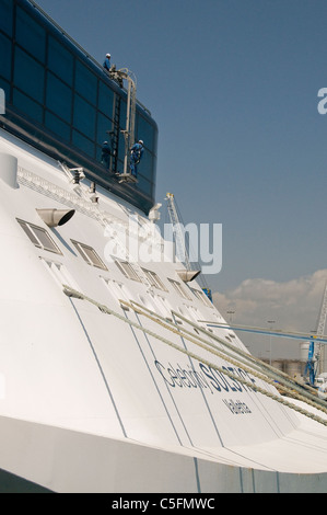 Deux travailleurs nettoyer les fenêtres en verre sur la poupe du navire de croisière Celebrity Solstice bien qu'il est amarré au port. Banque D'Images