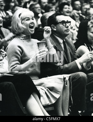 DORIS DAY avec mari Marty Melcher à un jeu de basket sur 1964 Banque D'Images