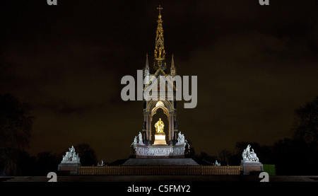 Vue de nuit le Prince Albert Memorial à Kensington Park, en face du Royal Albert Hall Banque D'Images