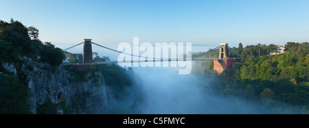 Morning Mist dans l'Avon Gorge du Clifton Suspension Bridge. Bristol. L'Angleterre. UK. Banque D'Images