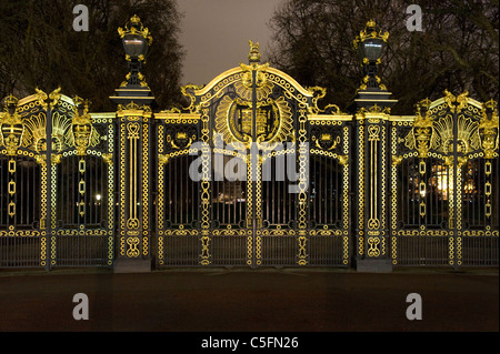 Vue de nuit du Canada porte dans Green Park, Londres Angleterre sur le côté sud du parc, près de Buckingham Palace et le centre commercial. Banque D'Images