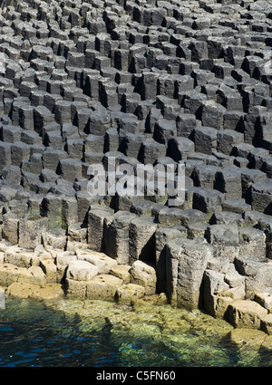 Staffa. Les colonnes de basalte sur petite île suis Buachaille. L'Argyll, Scotland, UK. Banque D'Images