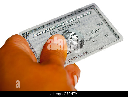 Close up of American Express Platinum carte de crédit dans la main de l'homme coupé isolé sur fond blanc Modèle Libération : Oui. Biens : Non. Banque D'Images