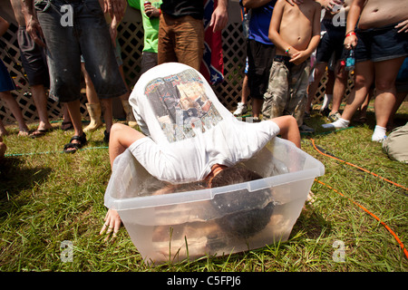 Participant au concours de dunk de pieds de porcs au cours de l'été annuel Jeux Redneck Dublin, GA. Banque D'Images