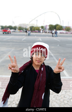 Les jeunes fans de football Qatari sur son chemin à la Khalifa International Stadium Banque D'Images