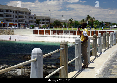 Sea Point Promenade avec la plage de la ville en arrière-plan, Le Cap Banque D'Images