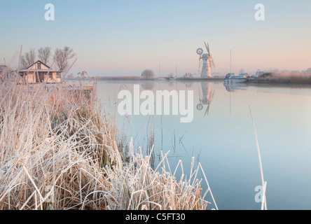 Moulin de Drainage Thurne reflétant dans la rivière Thurne sur les Norfolk Broads après une nuit de gelée blanche Banque D'Images