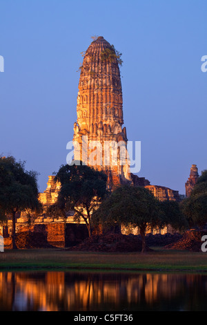 Wat Ratchaburana au crépuscule, Ayuthaya, Thaïlande Banque D'Images