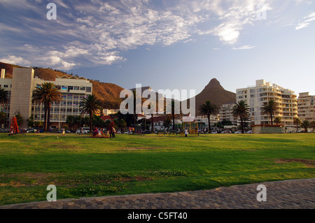 Le point de vue de Cape Town à partir de Sea Point, avec tête de lion et la montagne de la table en arrière-plan Banque D'Images