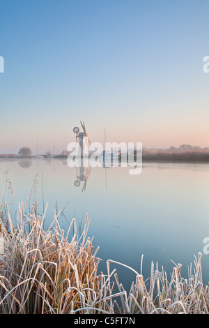 Moulin de Drainage Thurne reflétant dans la rivière Thurne sur les Norfolk Broads après une nuit de gelée blanche Banque D'Images