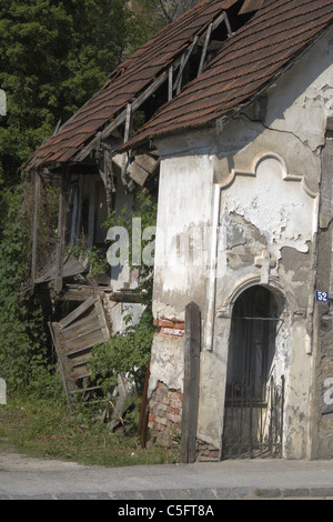 A ruiné une partie de l'ancienne maison de campagne avec petite chapelle, Samobor, Comitat de Zagreb, en Croatie, Balkans Banque D'Images